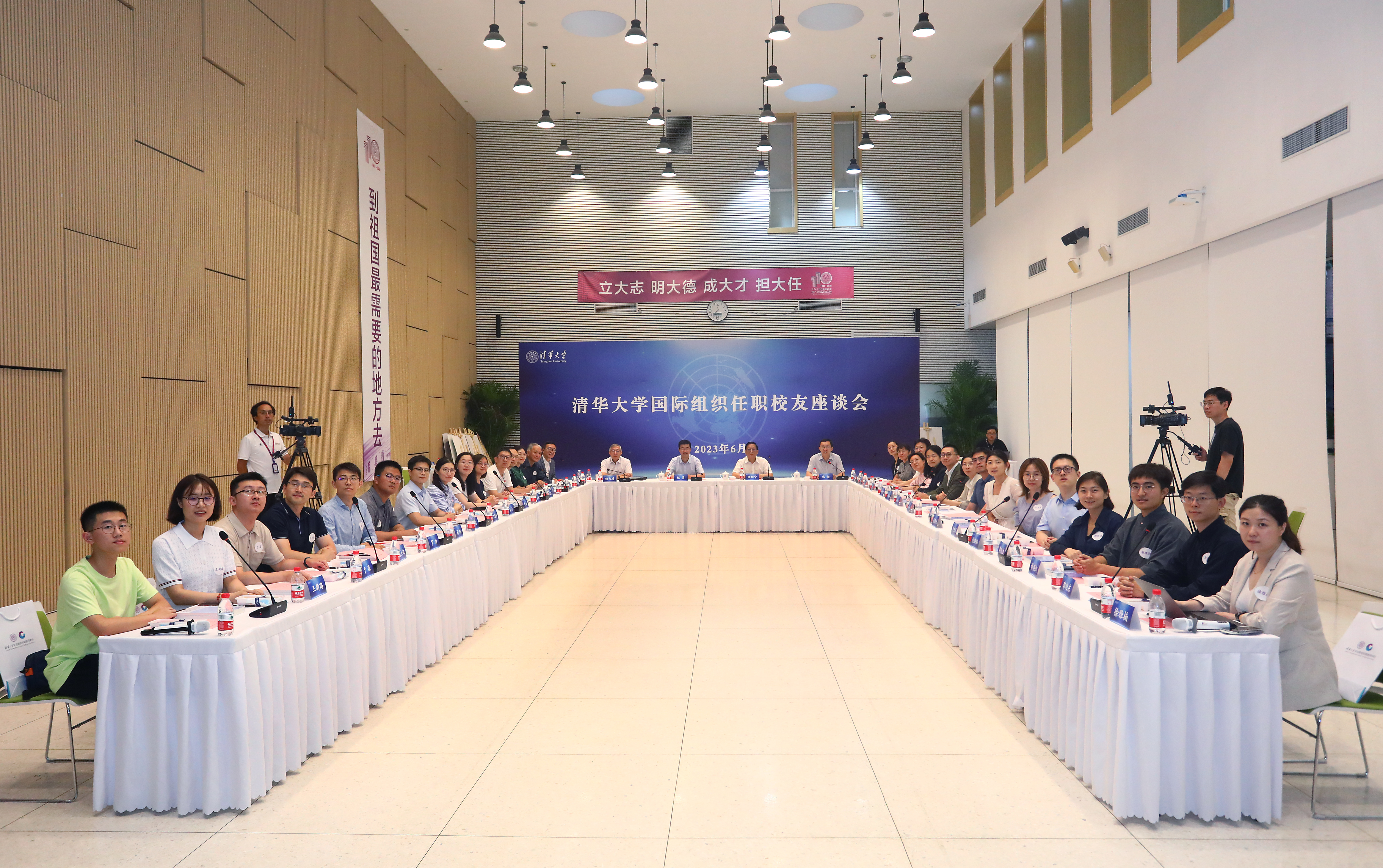 20230628-英国上市公司官网365国际组织任职校友座谈会举办-曹文鹏-线下参会人员和线上参会校友(部分)共同合影.JPG