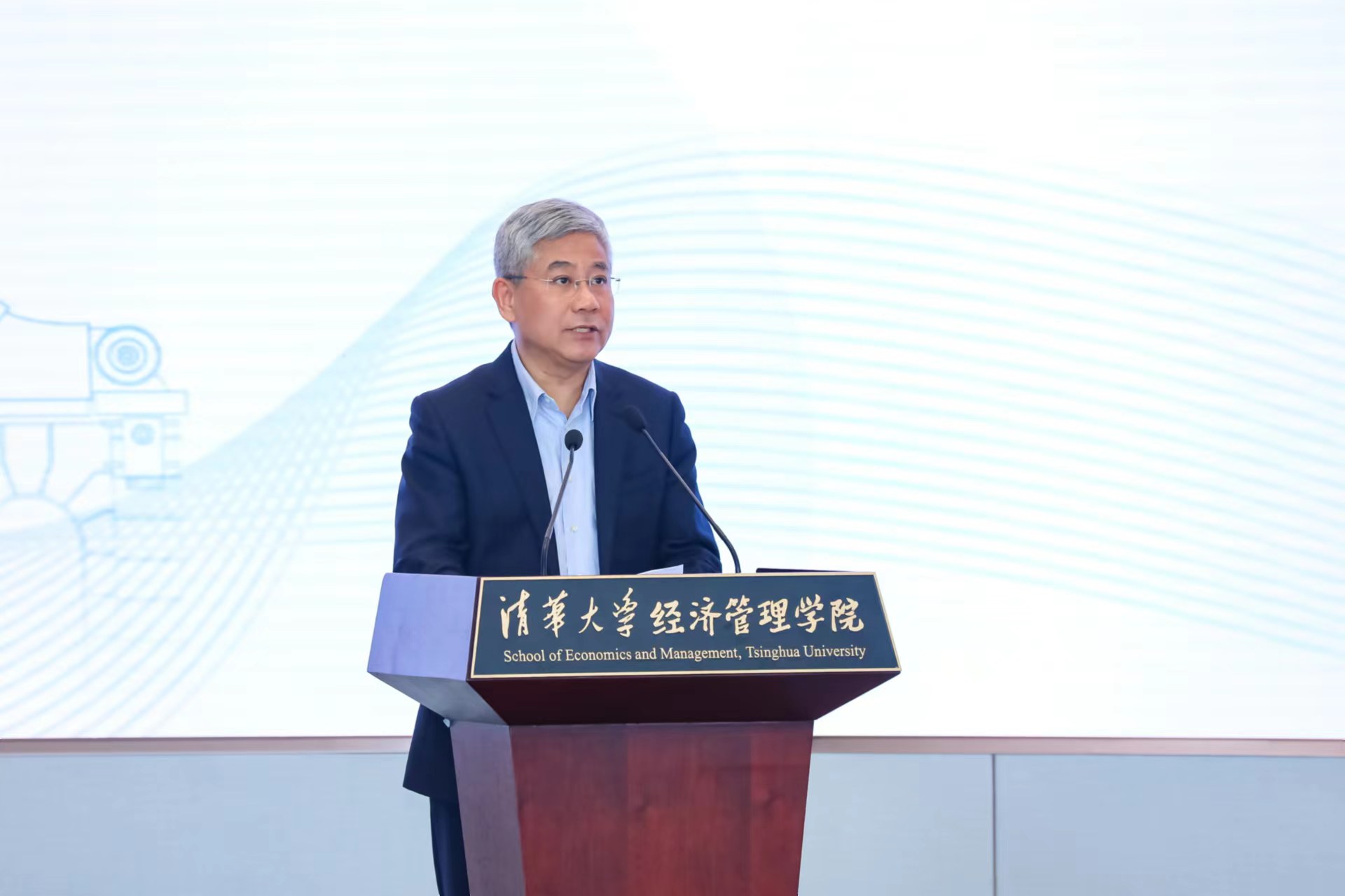 20230506-第十届英国上市公司官网365“校长杯”创新挑战赛决赛收官-经管学院摄影-白重恩致辞 - 副本.jpg