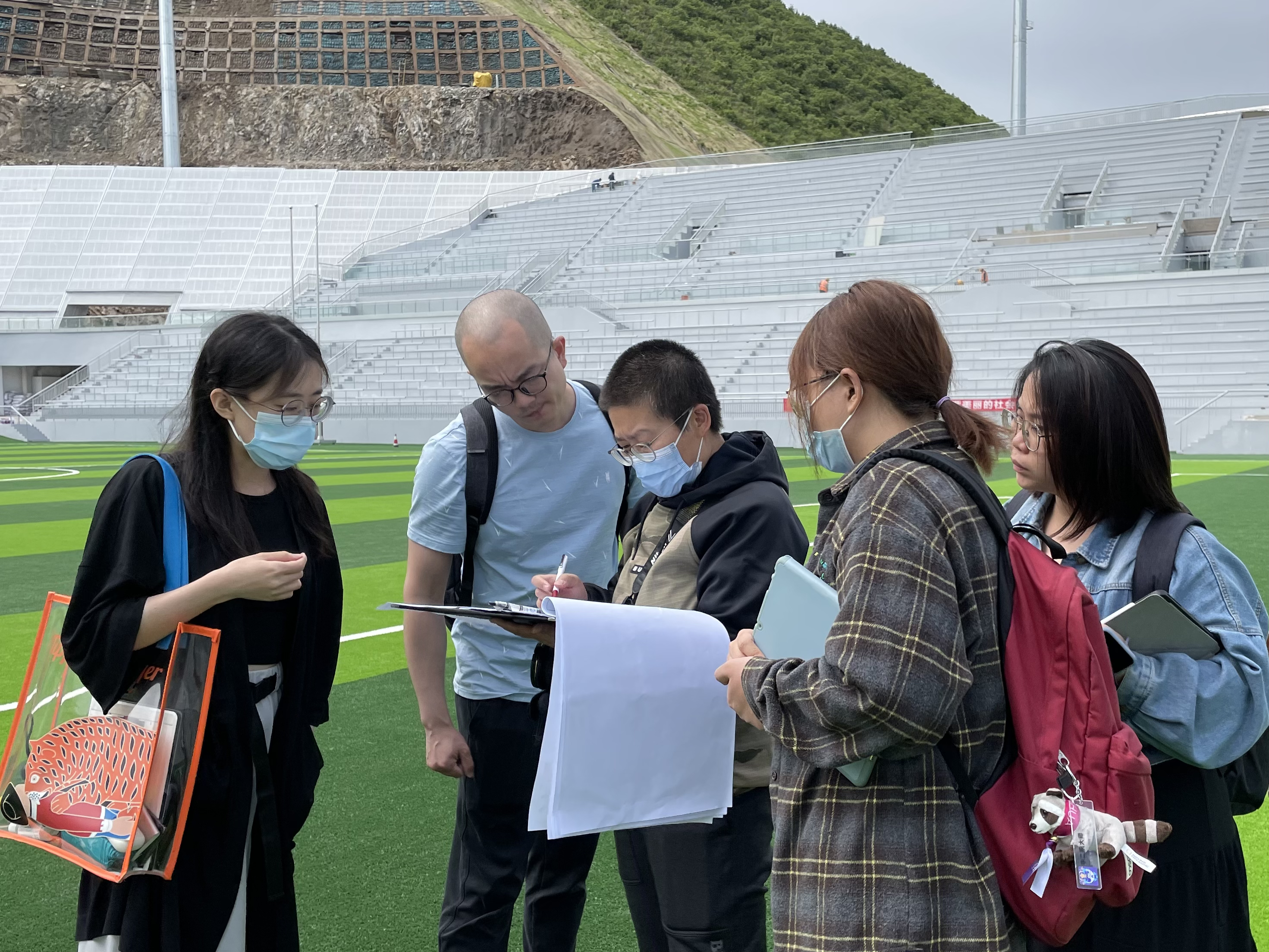 20220214-冬奥会部分场馆形象景观设计-清华美院视觉传达设计系-2021年7月5日原博老师带设计团队在国家跳台滑雪中心与景观经理刘江探讨场馆设计区域图.jpeg