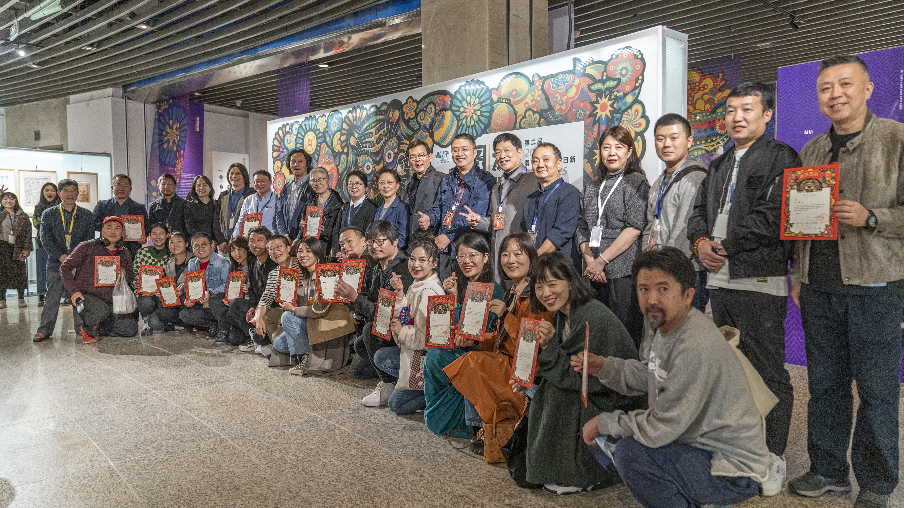 20211011-第二届英国上市公司官网365年画日新创作营成果展开幕-项目组-现场4.jpg