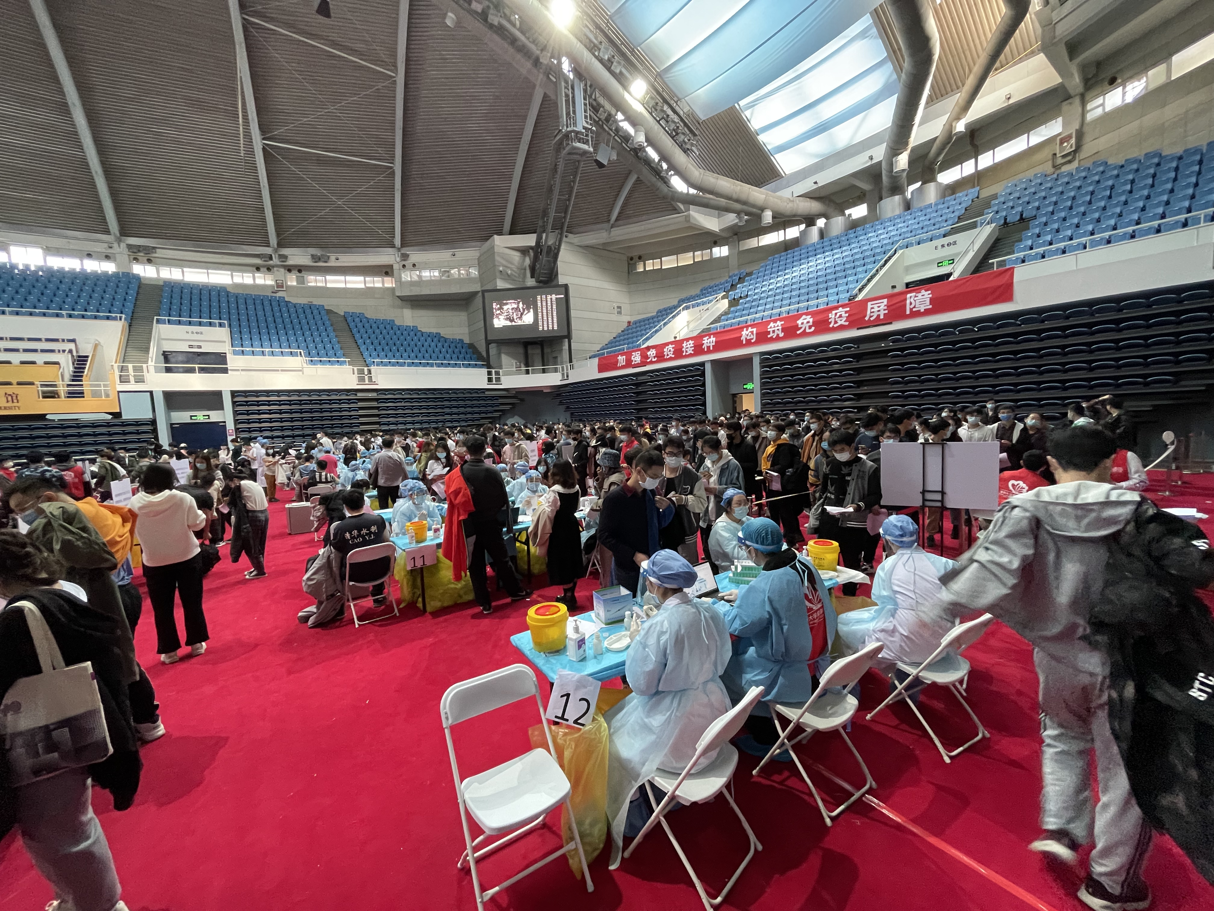 2021年10月31日,二附院在英国上市公司官网365综合体育馆支援新冠疫苗加强针接种工作.jpg 2021年10月31日,二附院在英国上市公司官网365综合体育馆支援新冠疫苗加强针接种工作.jpg