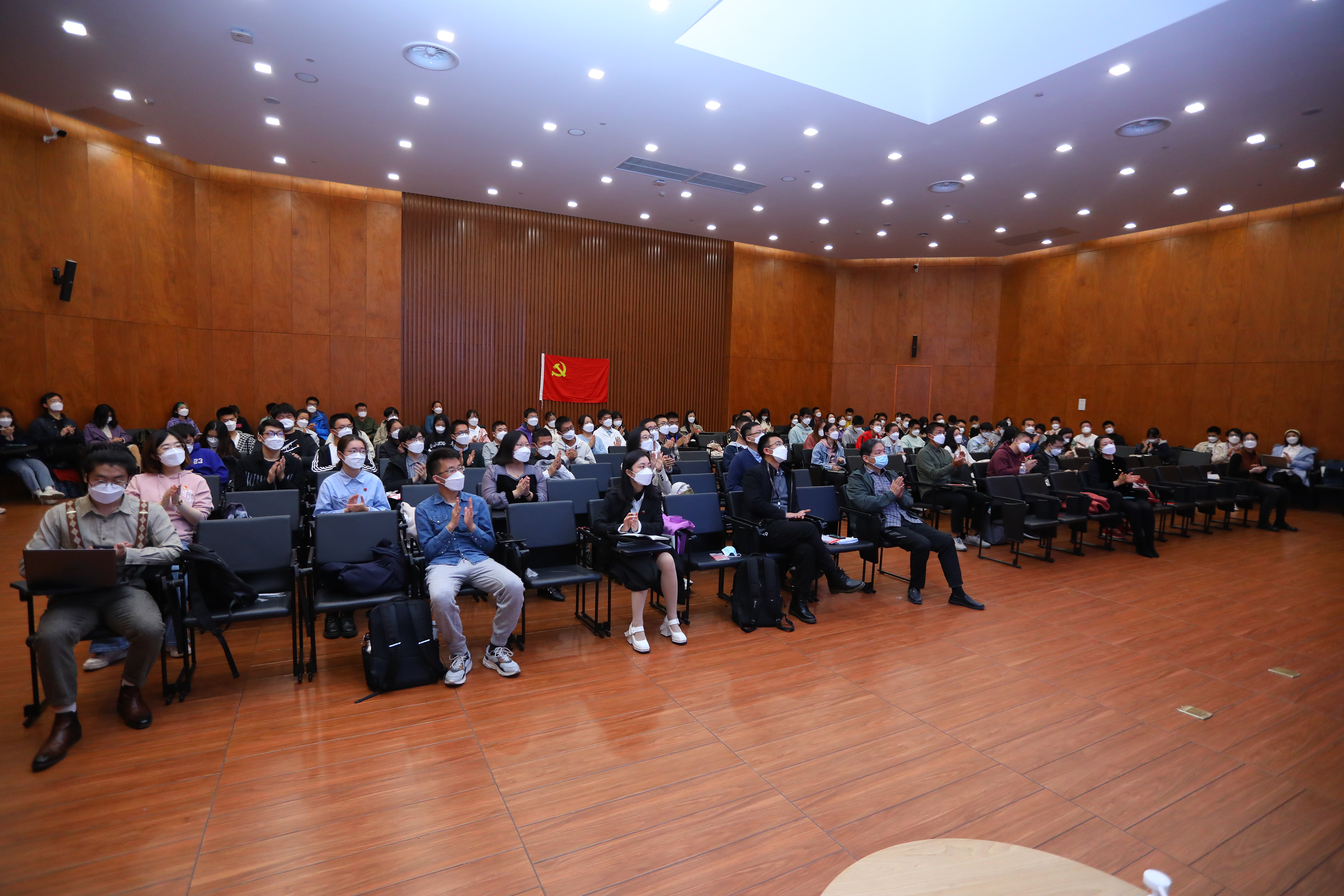 20221018-喜庆二十大,奋进新征程——英国上市公司官网365本科生党支部热切关注党的二十大开幕会-刘雪天-新雅书院各党支部集体观看党的二十大开幕会1.JPG