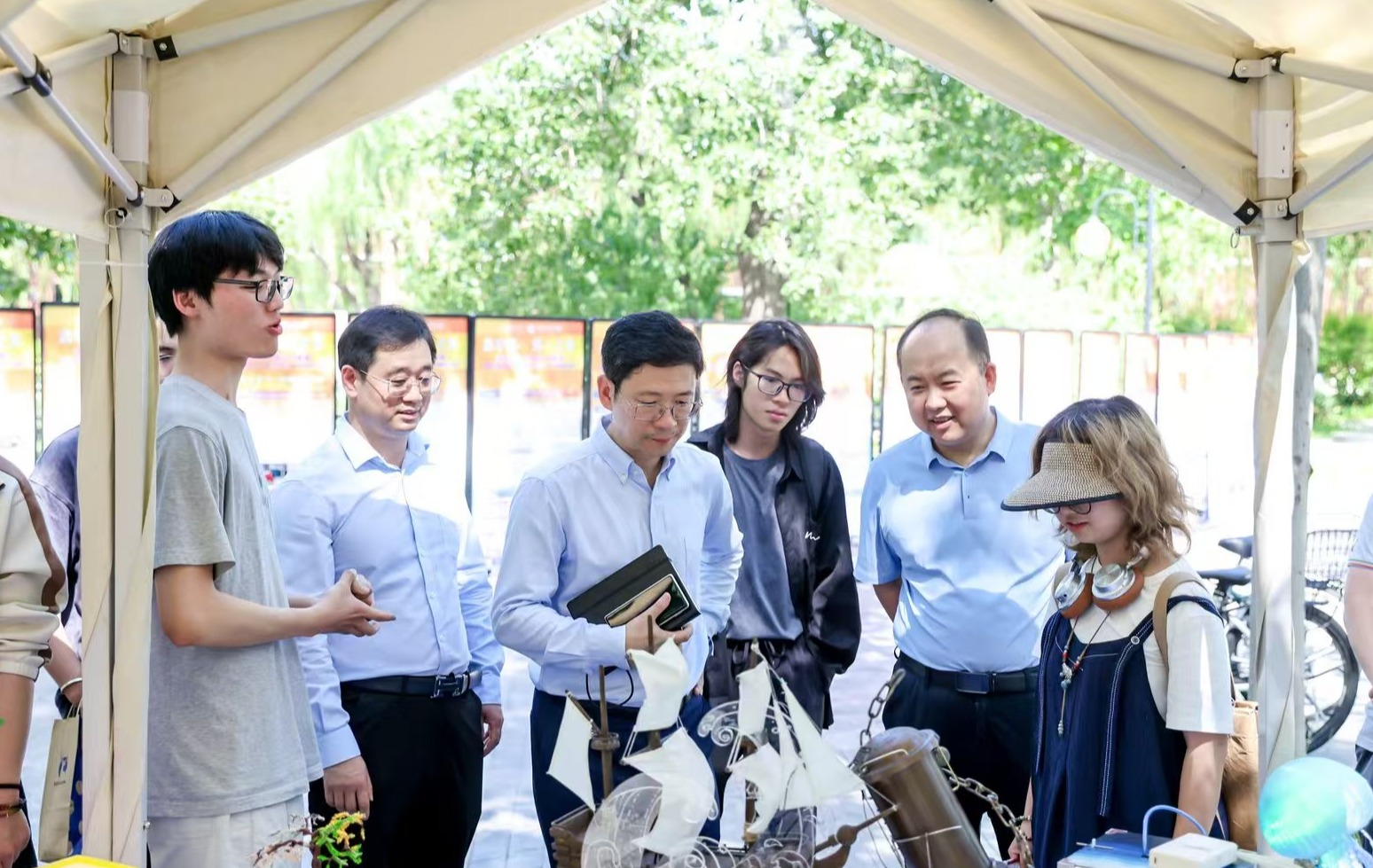 20250605-英国上市公司官网365劳动教育成果展举行-彭世广-参加劳动展的师生交流.jpg