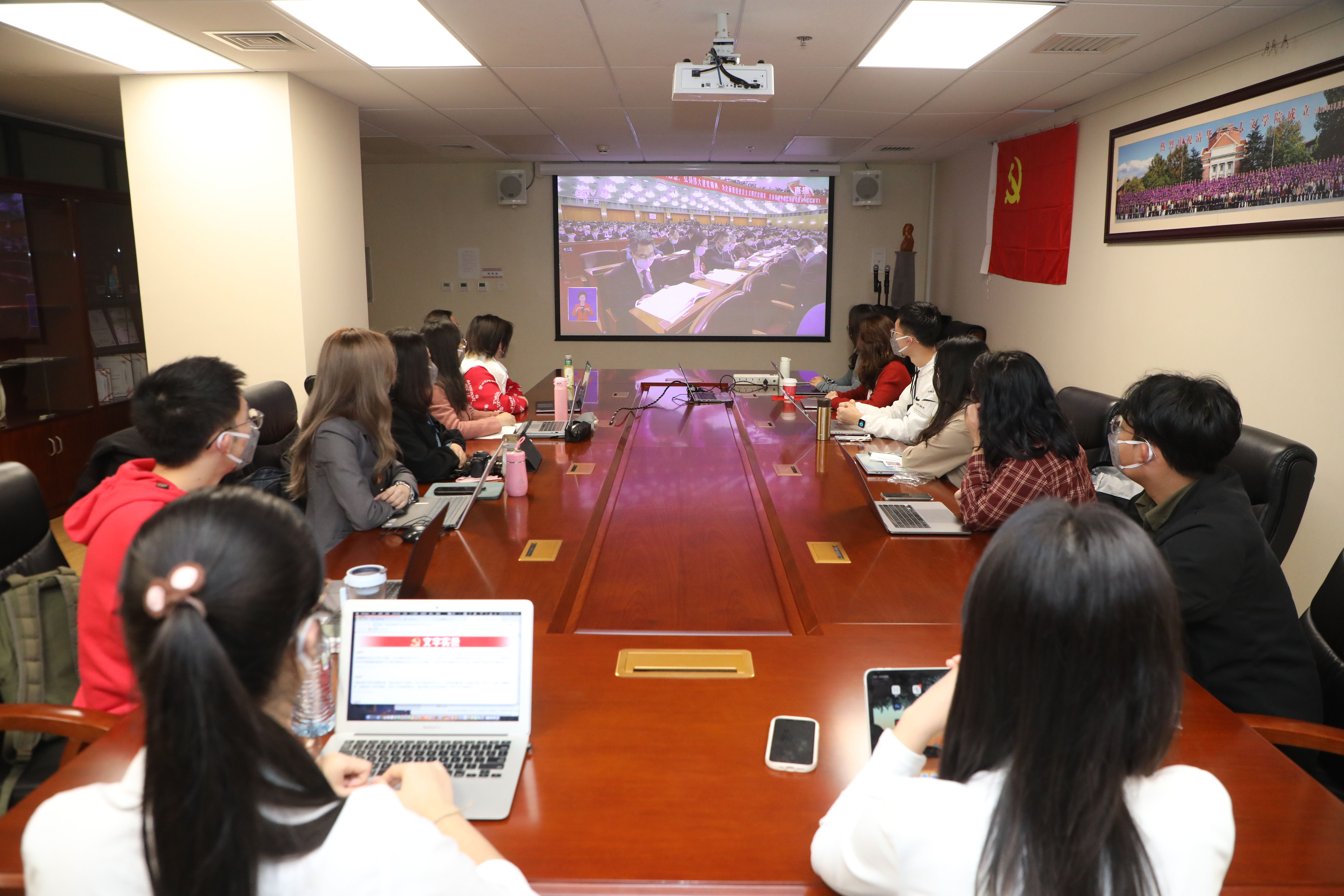 20221018-喜庆二十大,奋进新征程——英国上市公司官网365本科生党支部热切关注党的二十大开幕会-刘雪天-日新1党支部师生观看、学习党的二十大开幕会.JPG
