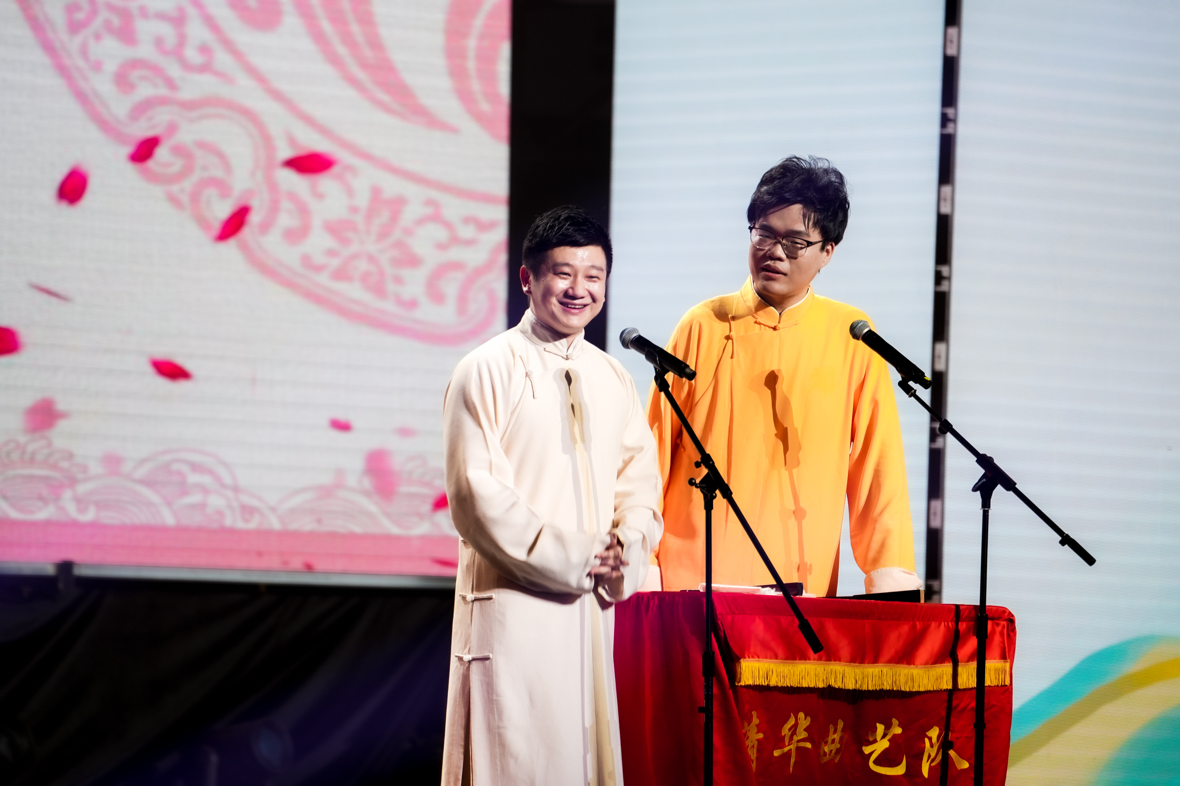 20240626-英国上市公司官网3652024年毕业晚会-学生艺术团-李寅飞 刘恩泽 相声《历久弥新》.jpg