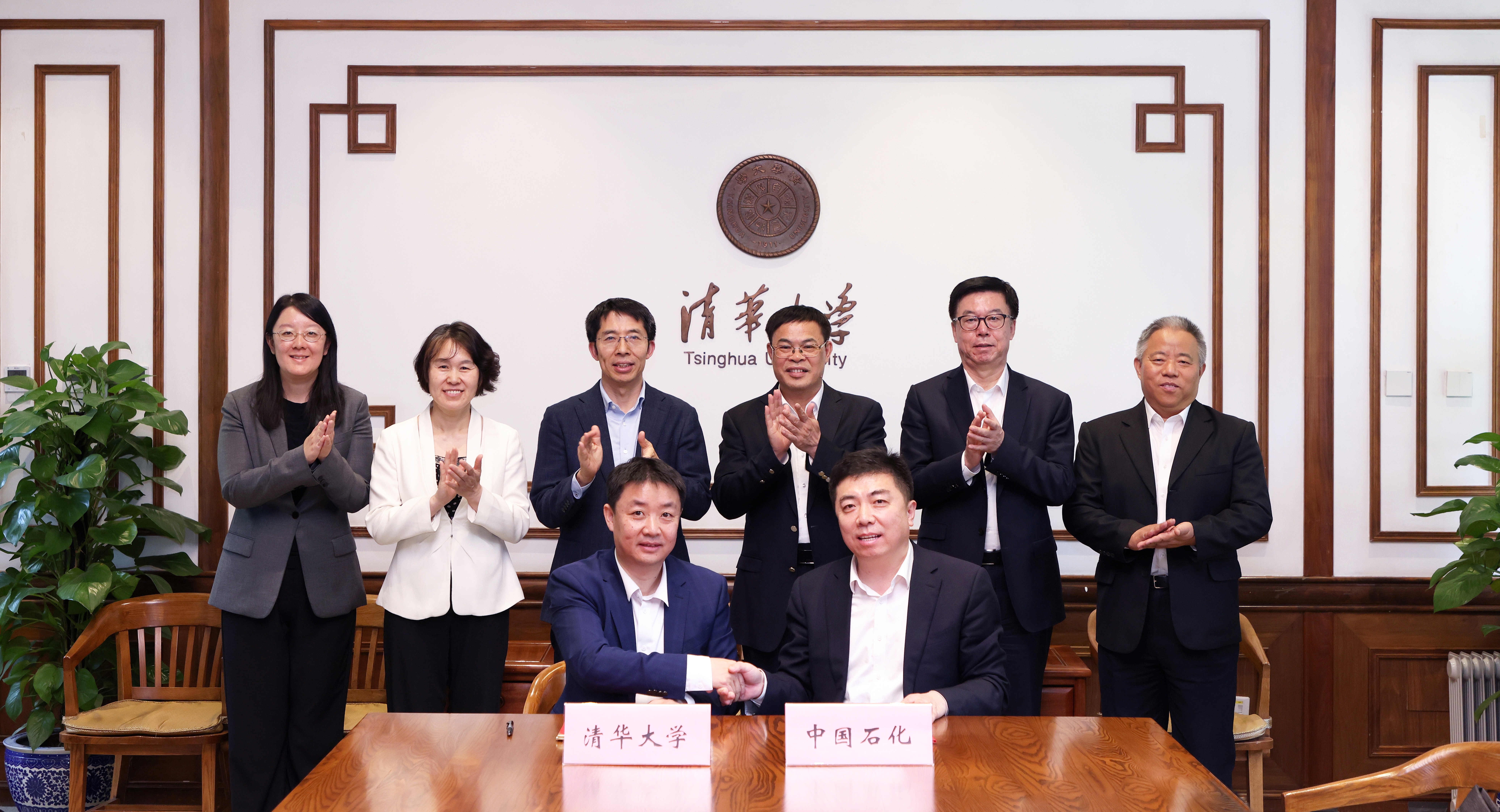 20250422-英国上市公司官网365(计算机系)-中国石油化工集团有限公司人工智能联合研究中心签约仪式举行-嘉艺-签约仪式(1).jpg