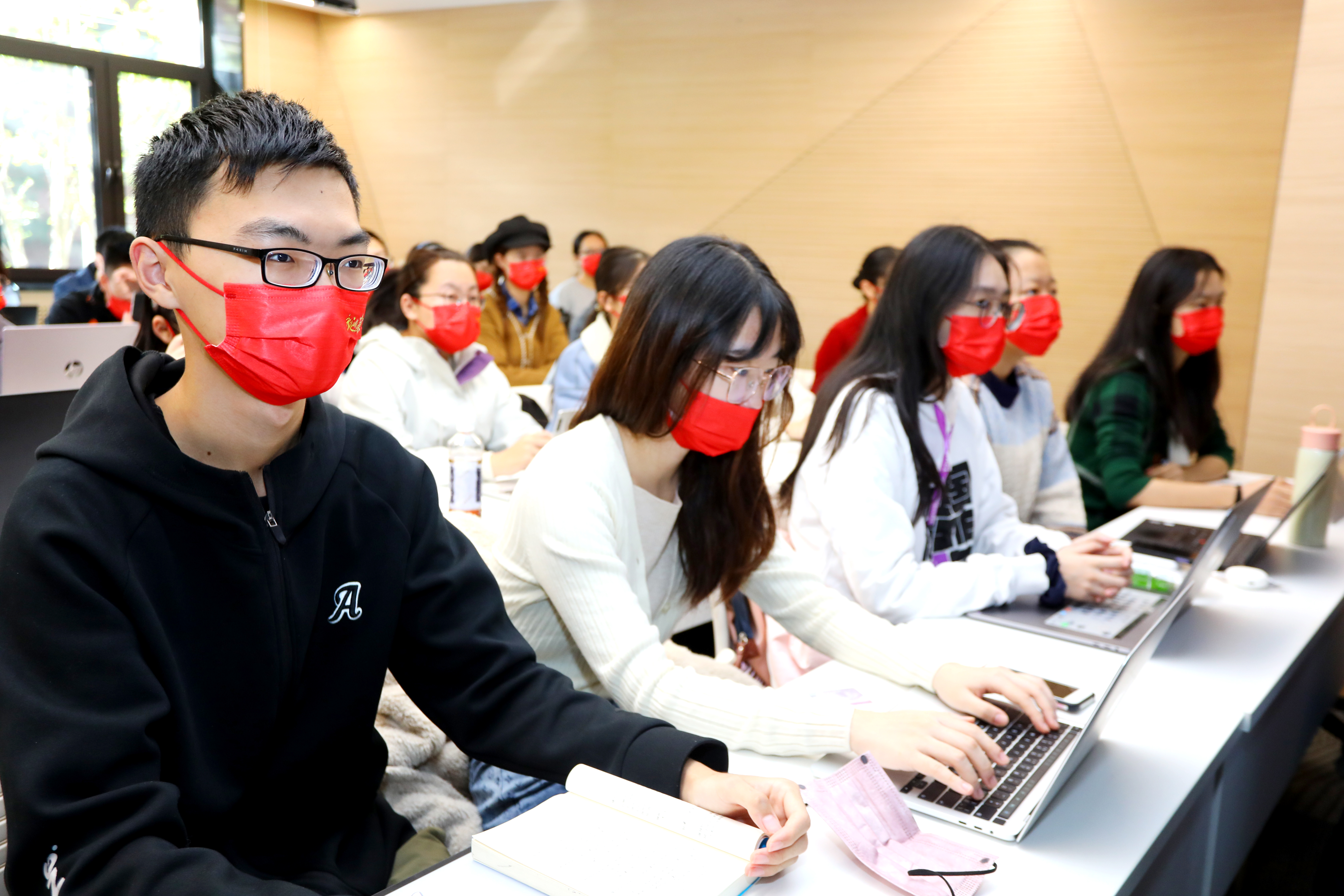 20221018-喜庆二十大,奋进新征程——英国上市公司官网365本科生党支部热切关注党的二十大开幕会-刘雪天-新雅书院各党支部集体观看党的二十大开幕会2.JPG