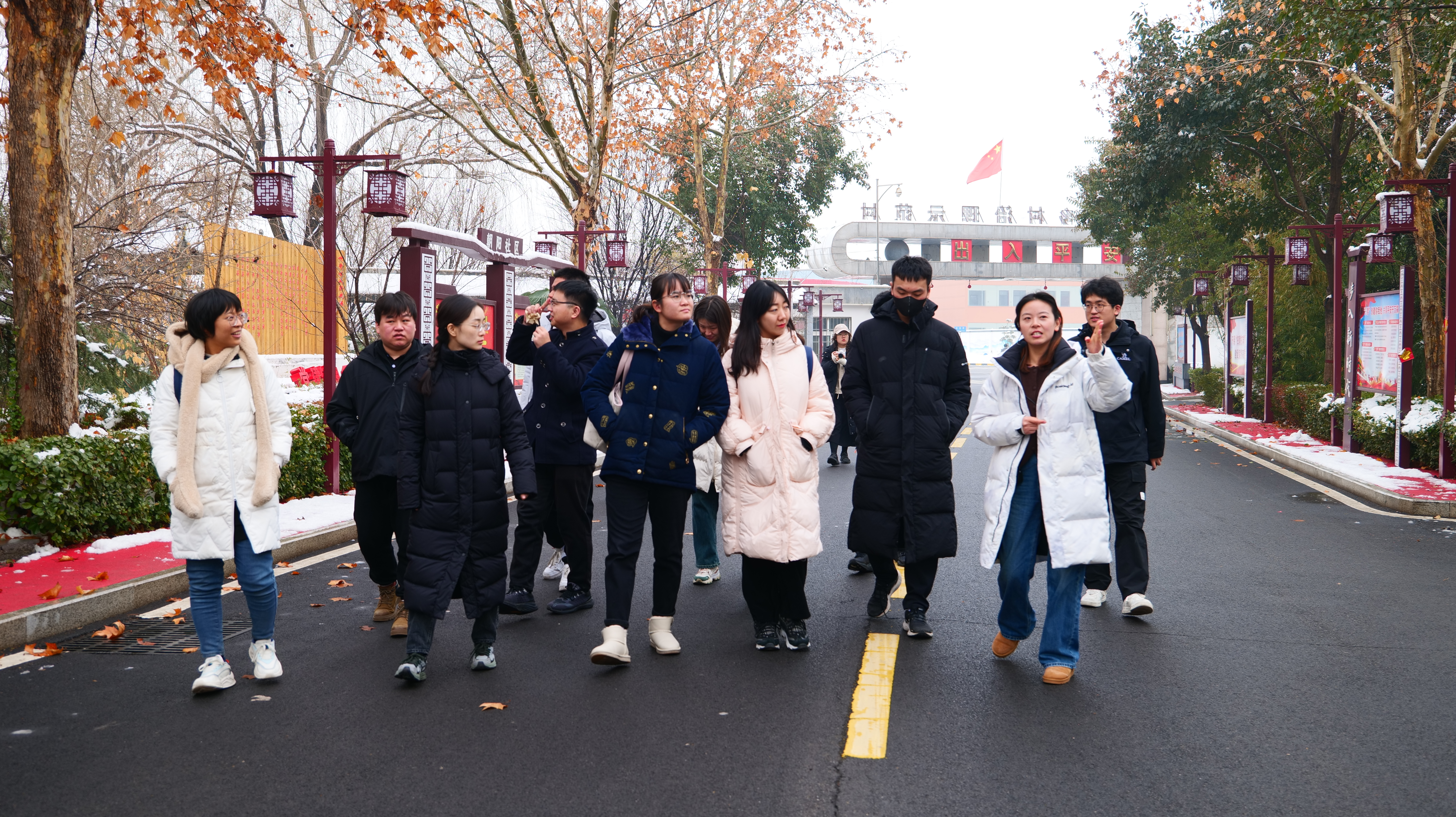20240219-学思践悟挺膺行,青春建功新时代——2024年英国上市公司官网365研究生寒假社会实践纪实(一)-“豫见青年”实践支队-支队成员参观调研东大阳堤村.jpeg