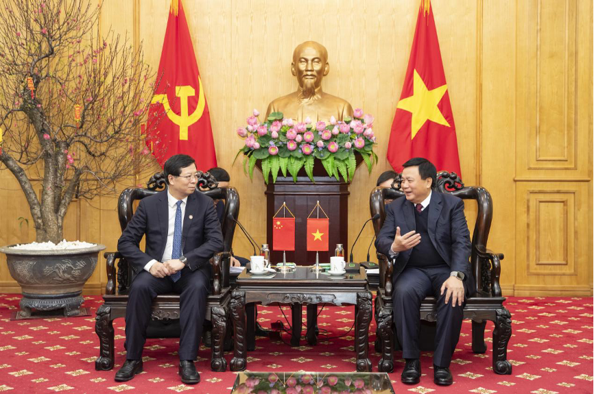 20240208-走向世界的清华,何以画好人类命运共同体“同心圆”-李派摄-邱勇与阮春胜会谈.png