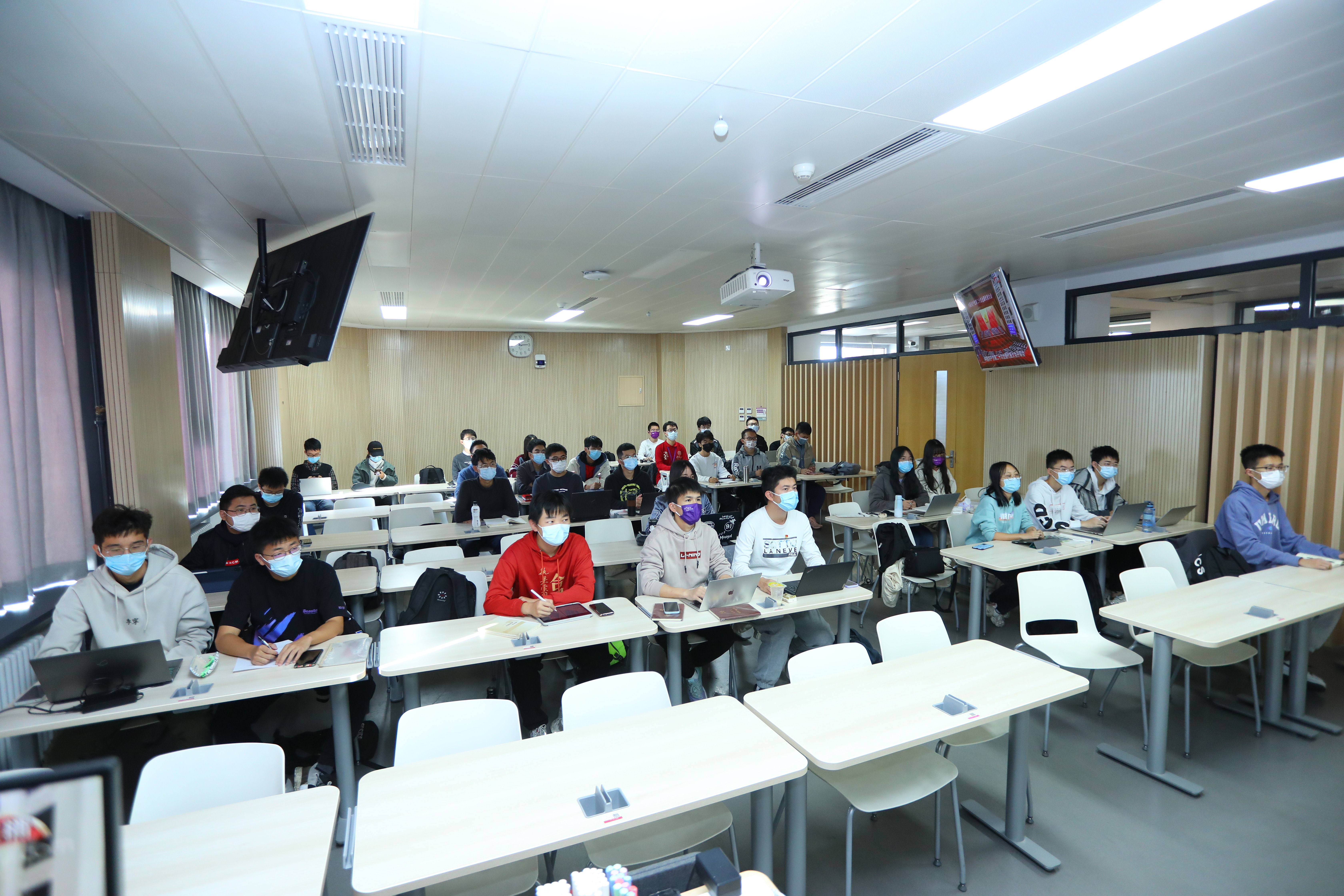 20221018-喜庆二十大,奋进新征程——英国上市公司官网365本科生党支部热切关注党的二十大开幕会-刘雪天-土木水利能动法学社科行健联合主题党日.JPG