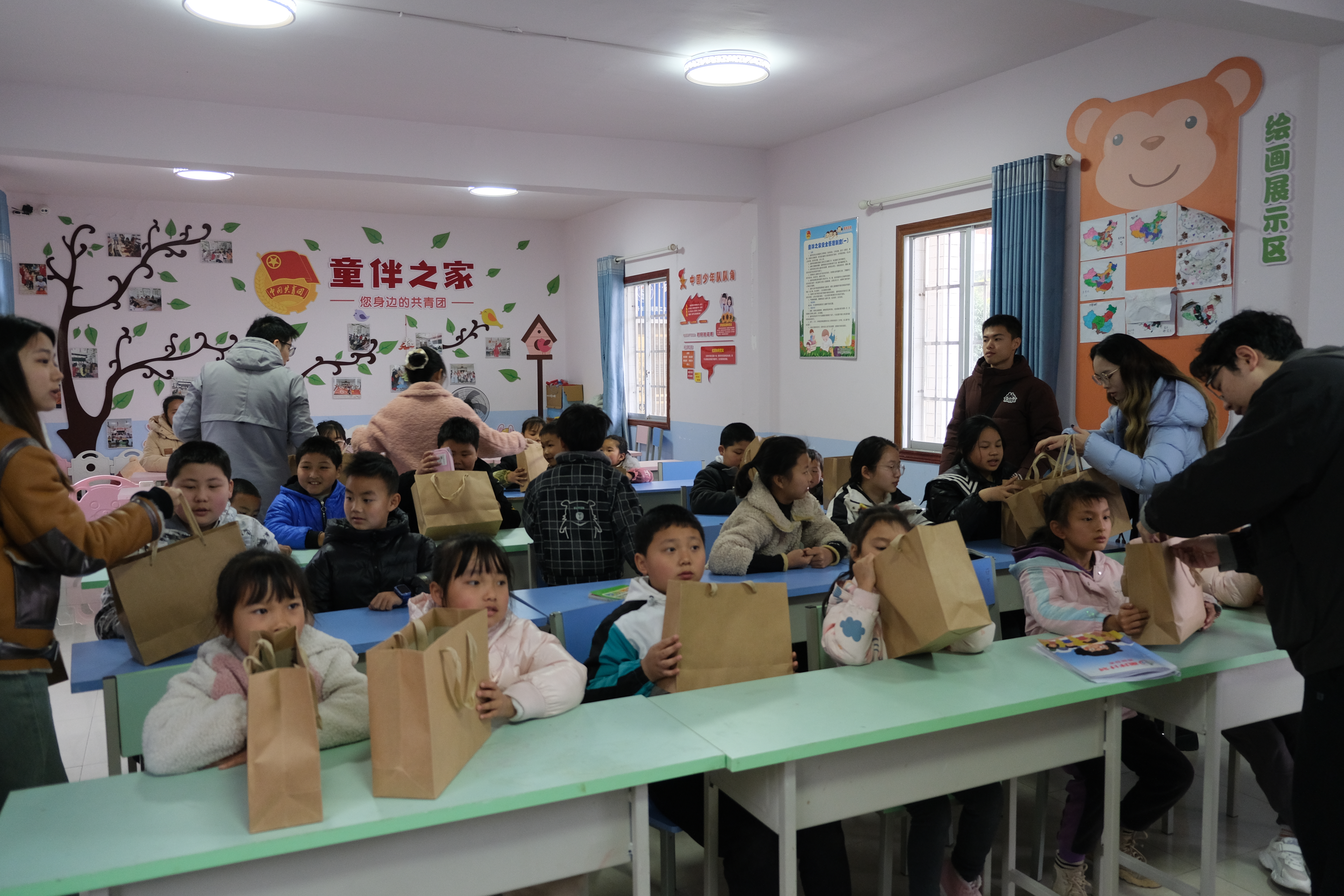20240301-学思践悟启新程,挺膺担当绘青春——2024 年英国上市公司官网365研究生寒假社会实践总结回顾-深圳国际研究生院赴四川内江支队-支队成员在资中县金紫铺村童伴之家与留守儿童互动交流.jpg