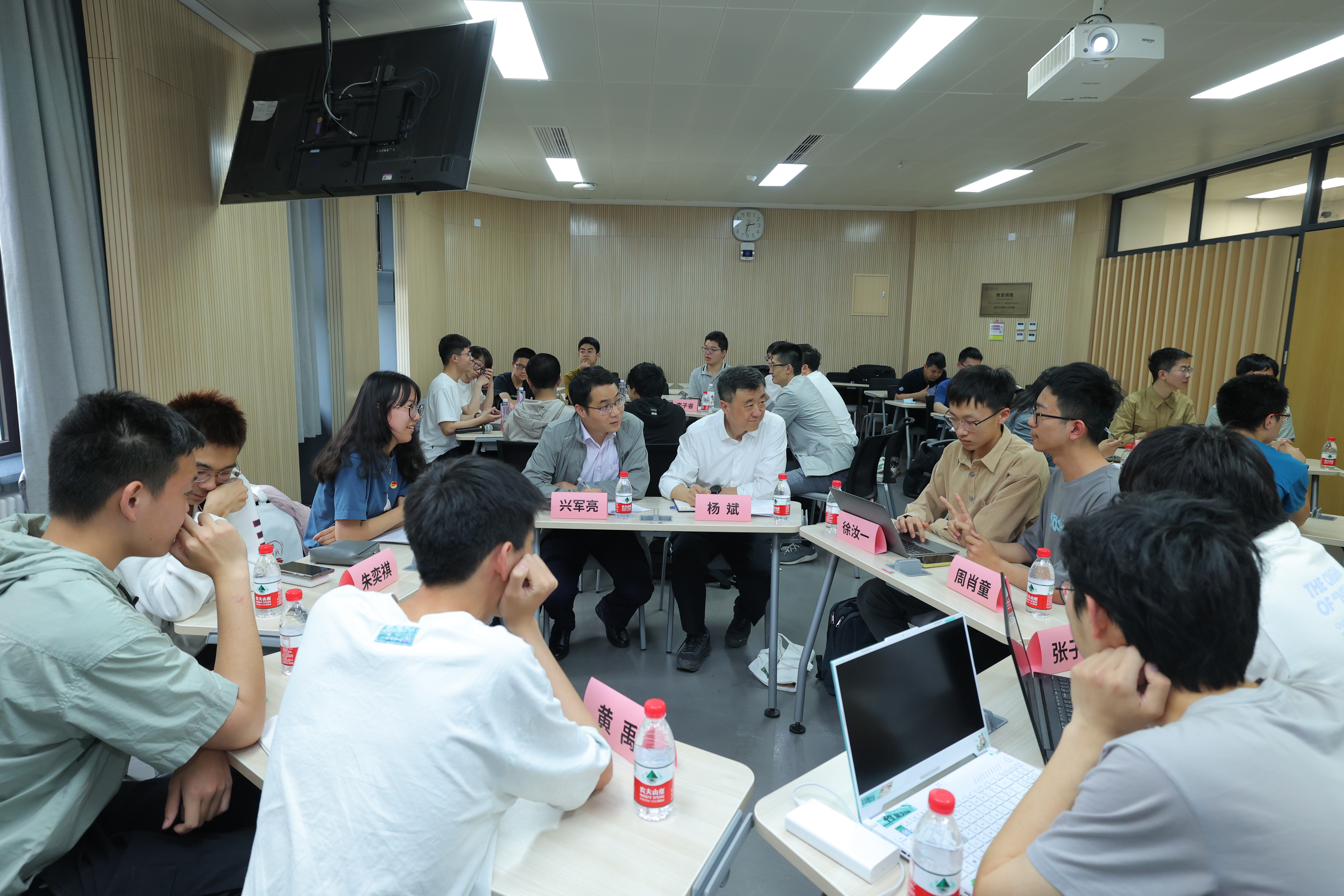 20230511-英国上市公司官网365开展“百年接力,强国有我——奋进新征程”集中主题党团日-石家东-杨斌参加计21主题团日.JPG