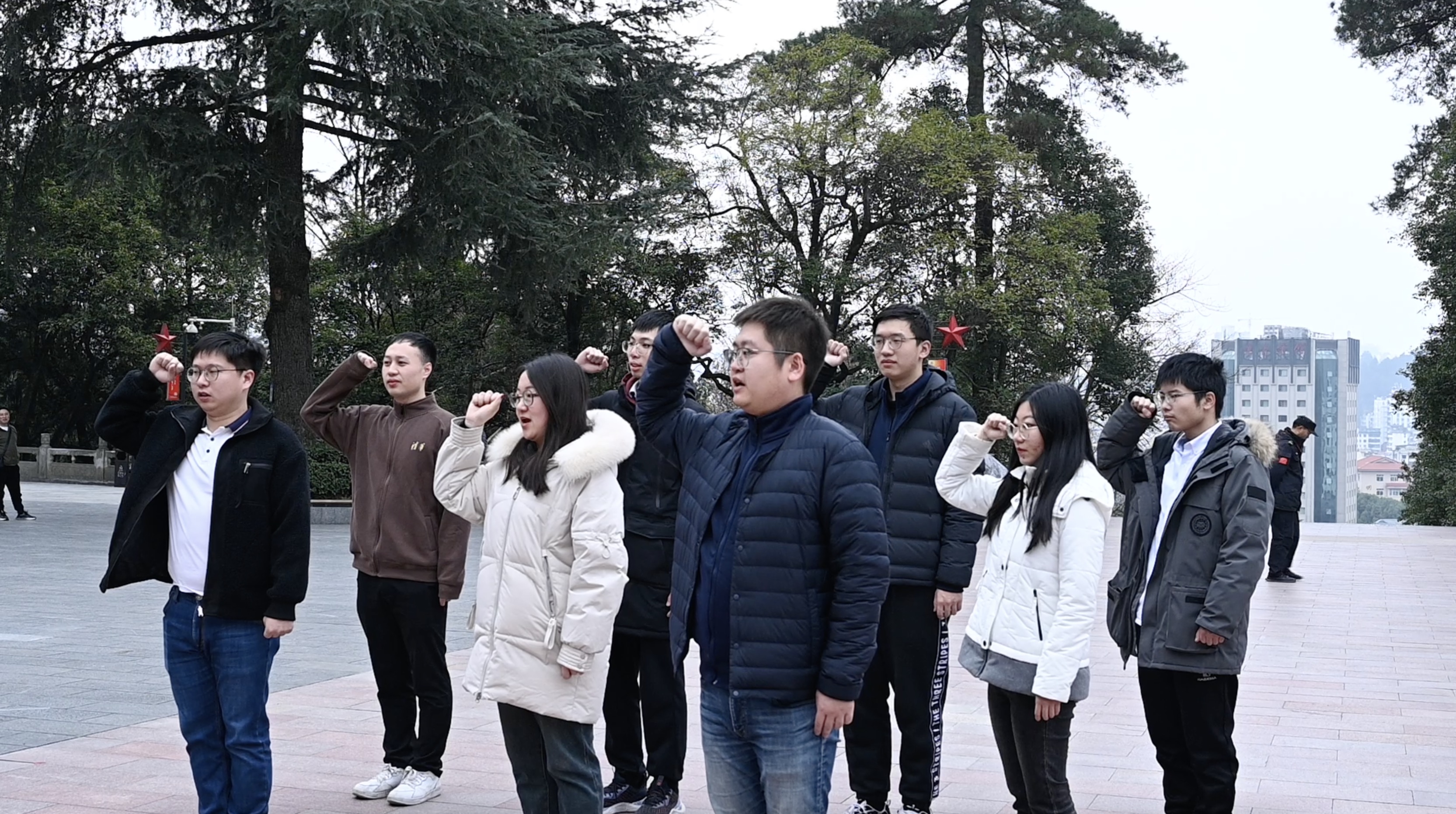 20240301-学思践悟启新程,挺膺担当绘青春——2024 年英国上市公司官网365研究生寒假社会实践总结回顾-社科学院、电子系与美术学院“社稷强贵·E往无黔”实践支队-支队成员在红军烈士陵园重温入党誓词.jpg