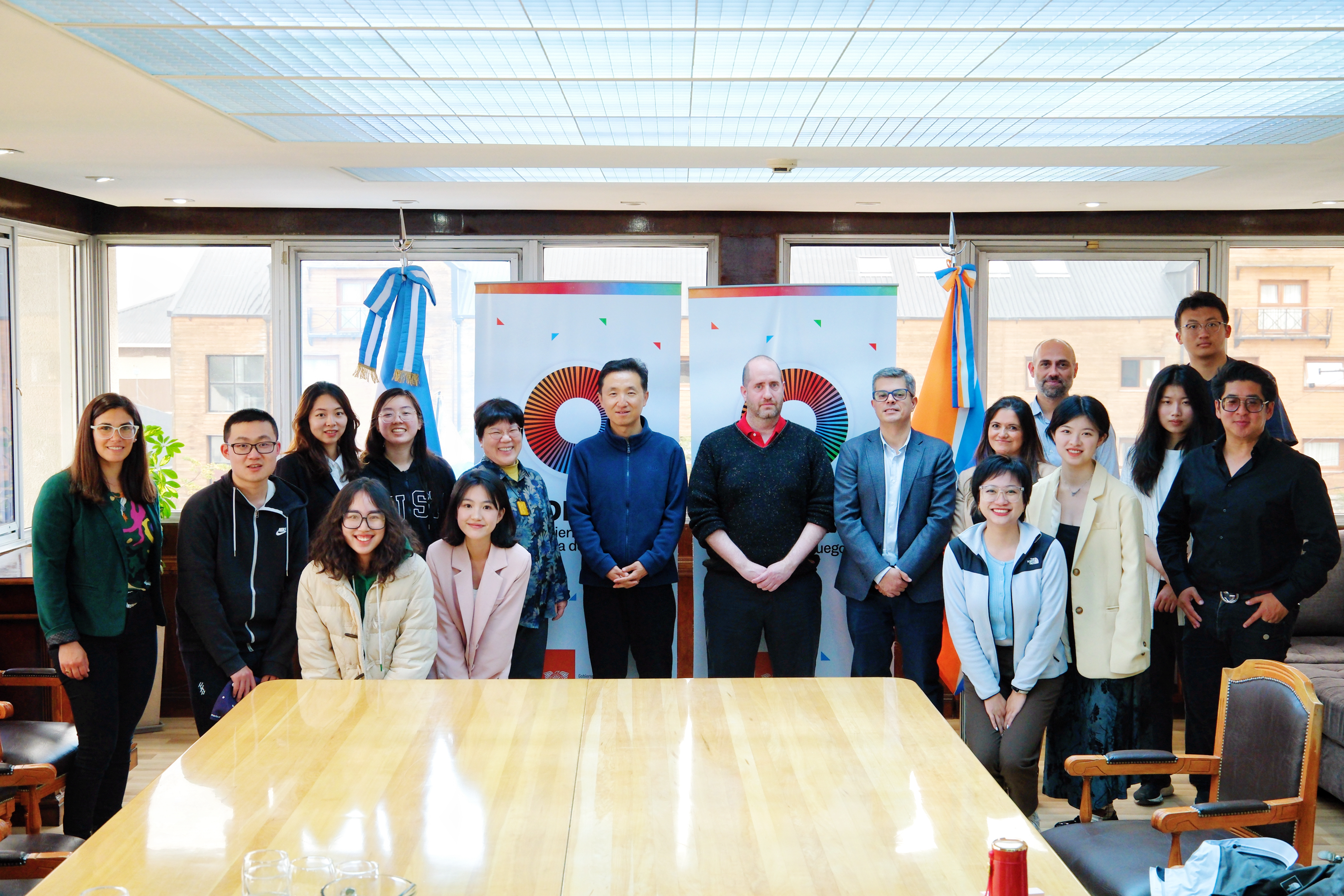20240100-这个寒假,清华学子再出发-支队成员在阿根廷火地岛省政府座谈交流-支队供稿.jpg