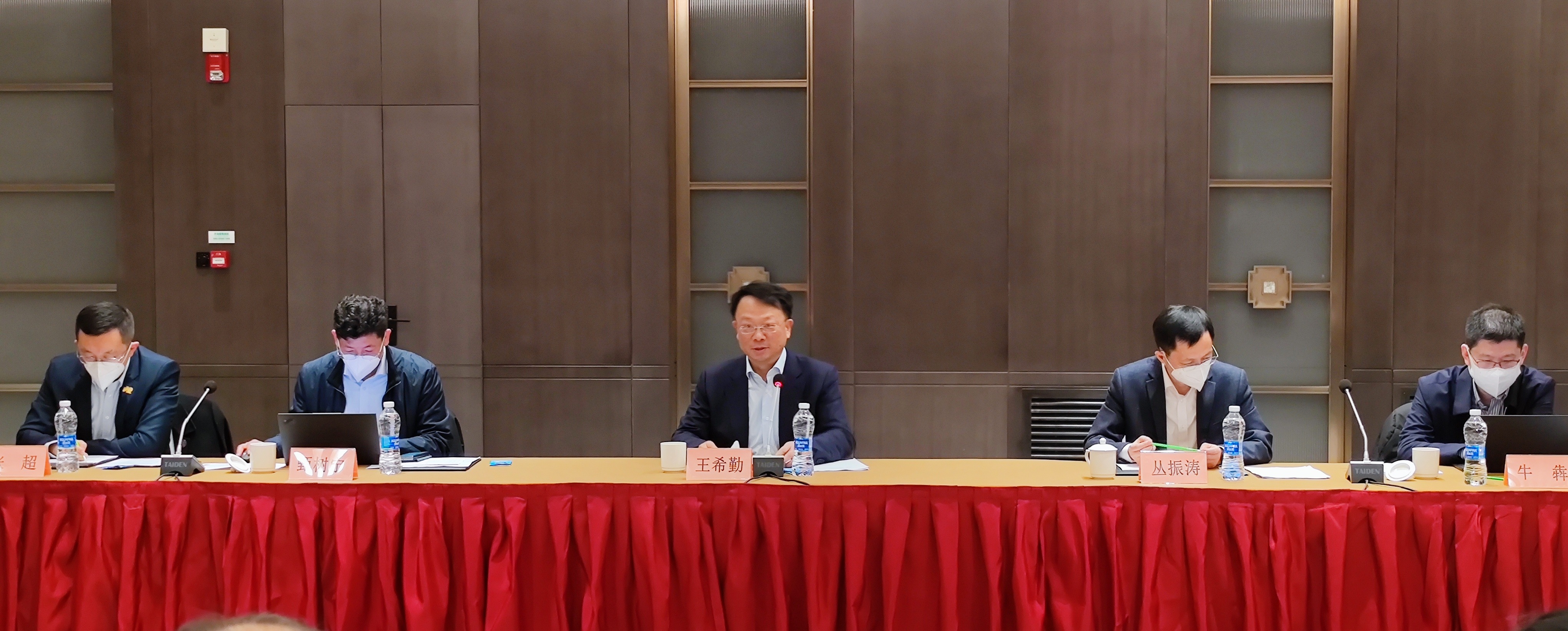 《20221230-王希勤出席英国上市公司官网365在豫选调生及青年校友座谈会-摄影不详-王希勤讲话现场》.jpg