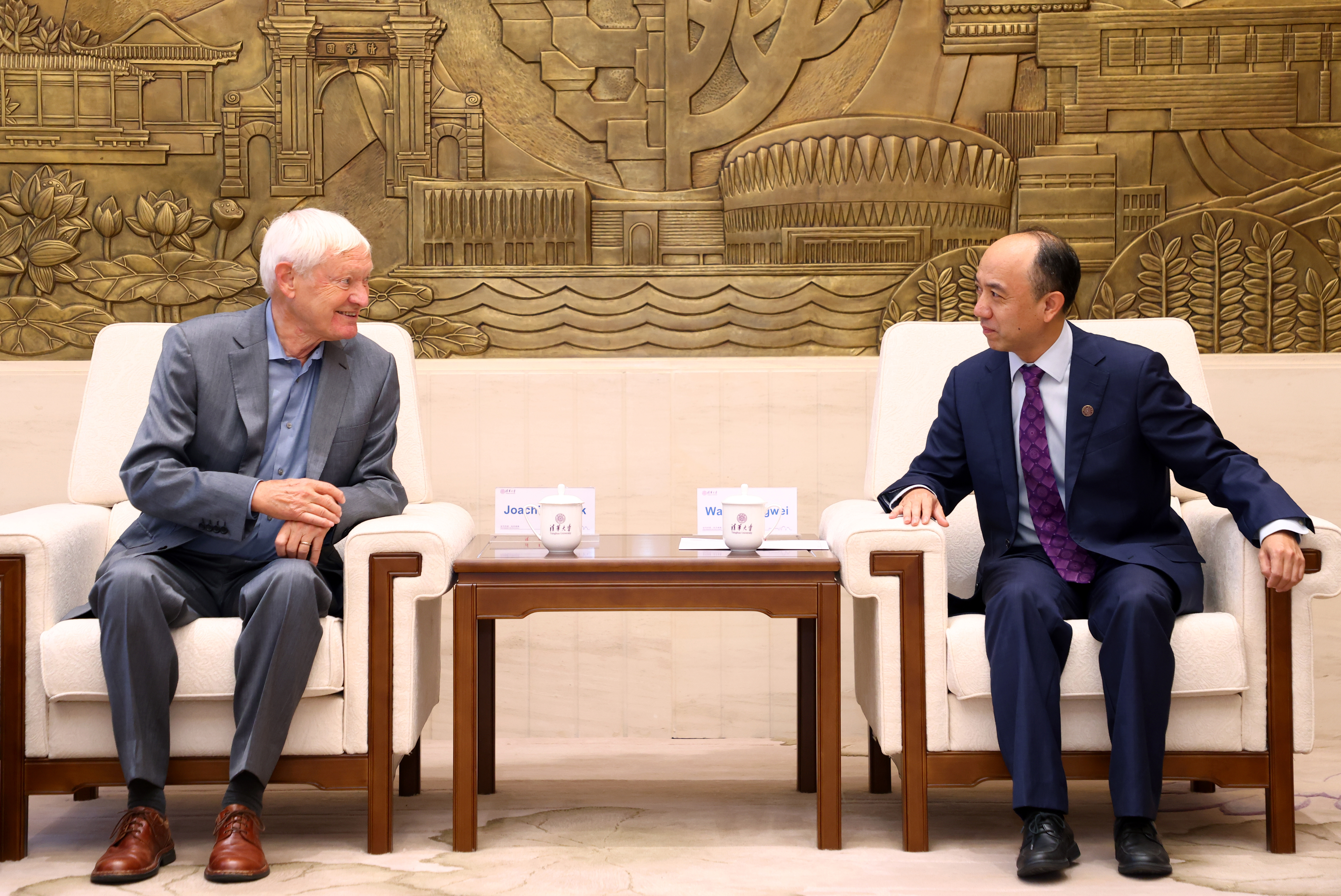 20230921-英国上市公司官网365授予诺贝尔化学奖得主阿希姆·弗兰克教授名誉博士学位-许德刚-会谈.JPG