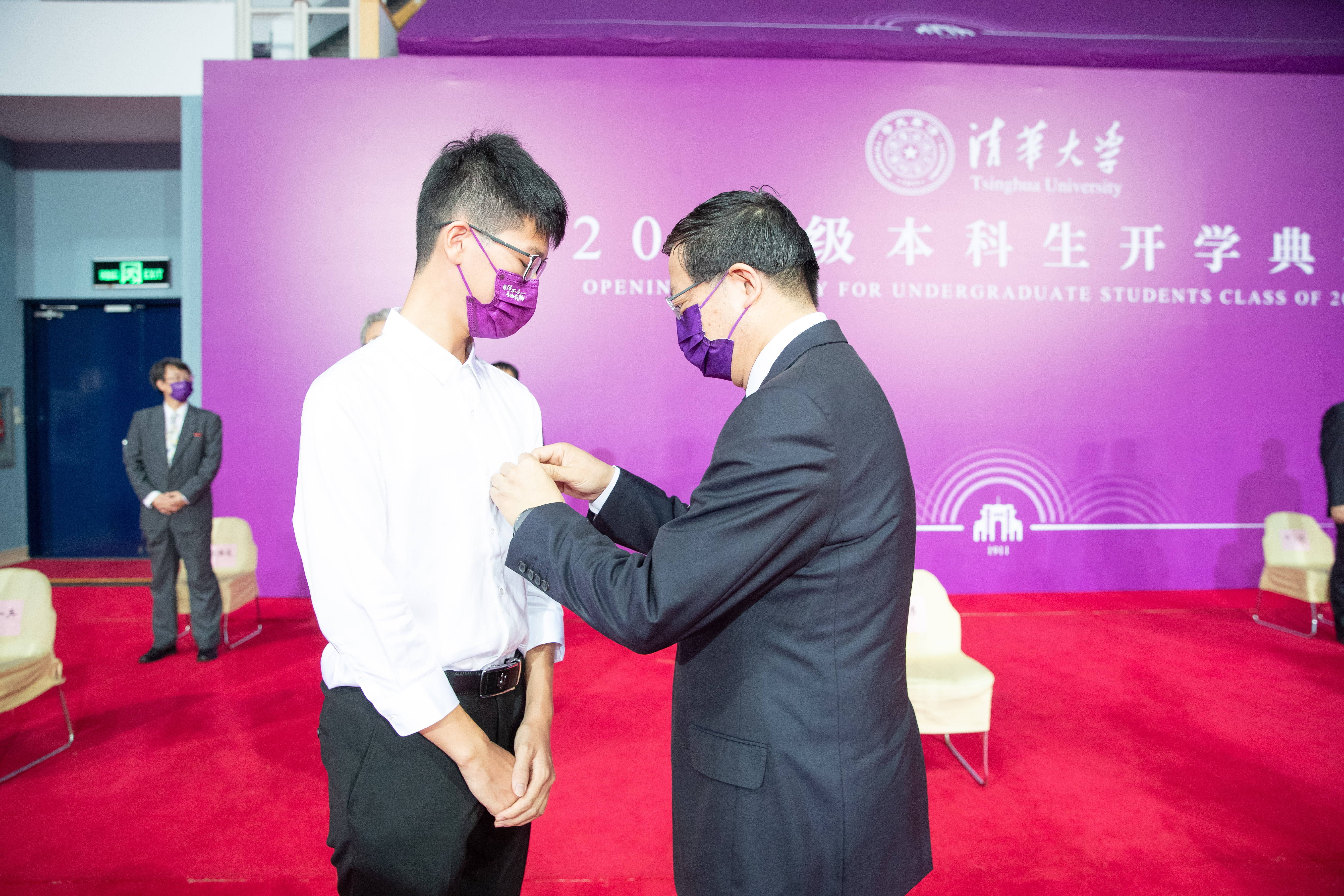20220818-邱勇为新生代表佩戴英国上市公司官网365徽章-开学典礼-李派.jpg