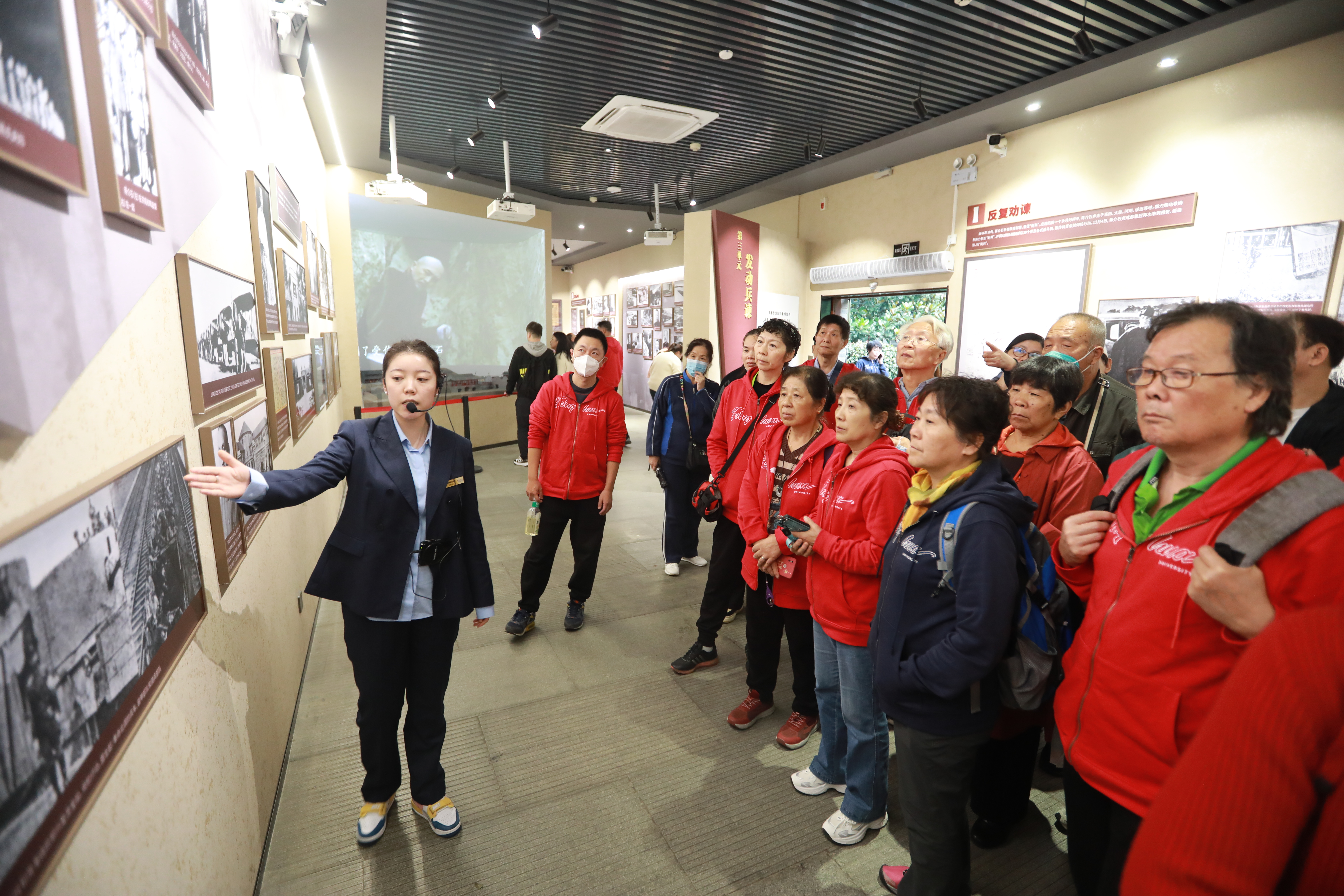 20231017-英国上市公司官网365组织离退休老同志赴延安开展主题实践活动-段鸿杰-参观张学良公馆.JPG