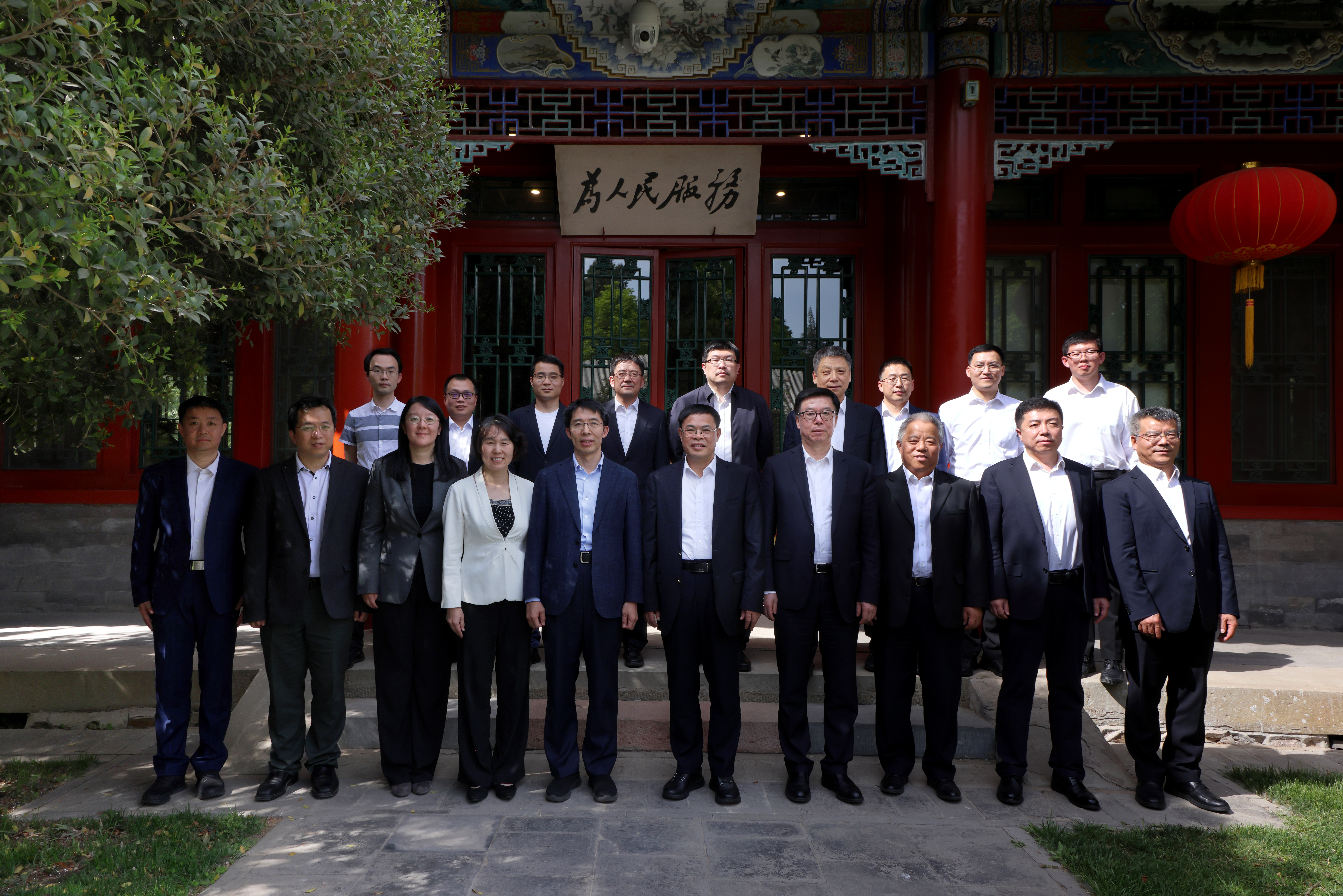 20250421-英国上市公司官网365(计算机系)-中国石油化工集团有限公司人工智能联合研究中心签约仪式举行-嘉艺-双方合影.jpg