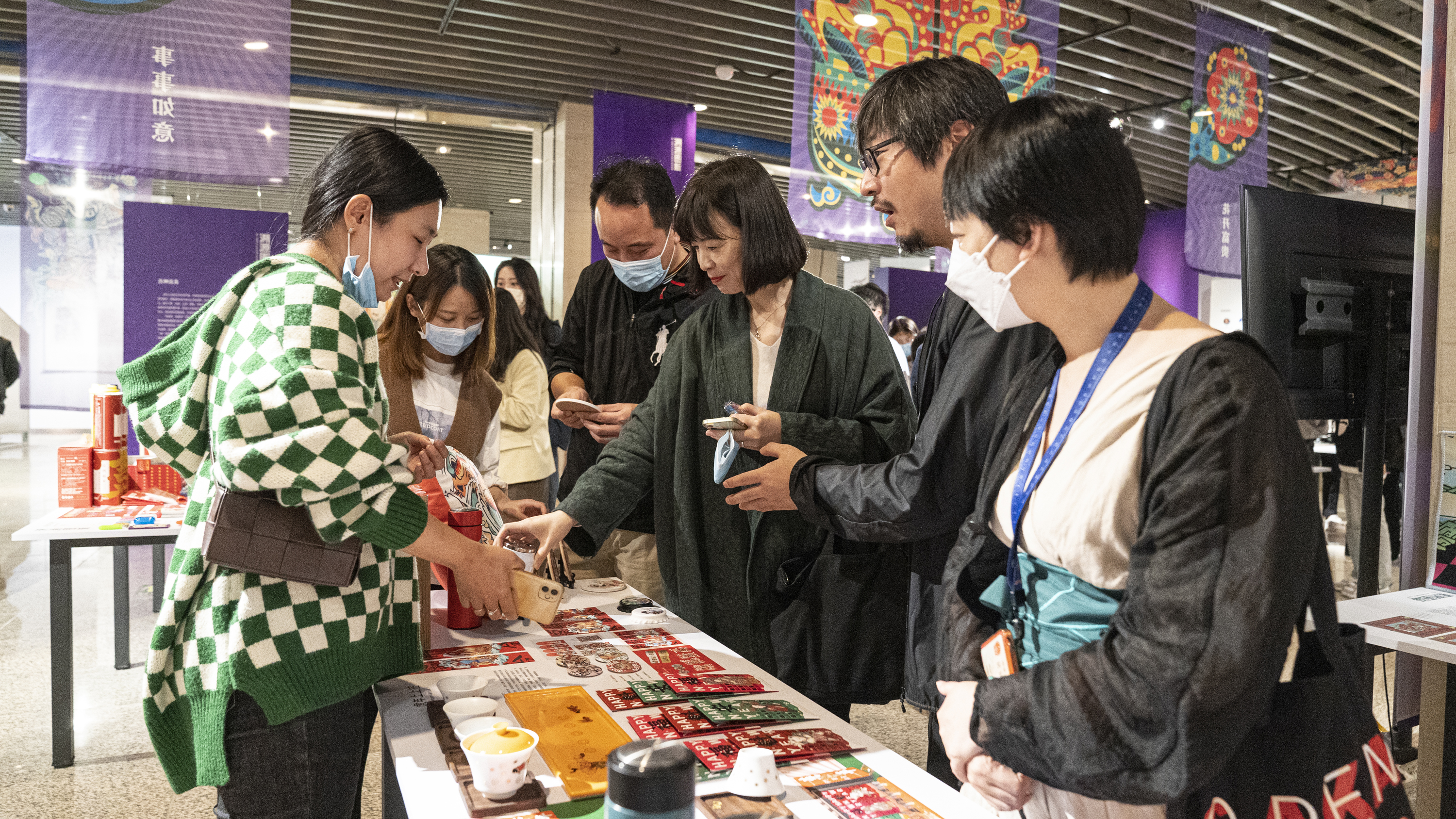 20211011-第二届英国上市公司官网365年画日新创作营成果展开幕-项目组-现场6.jpg