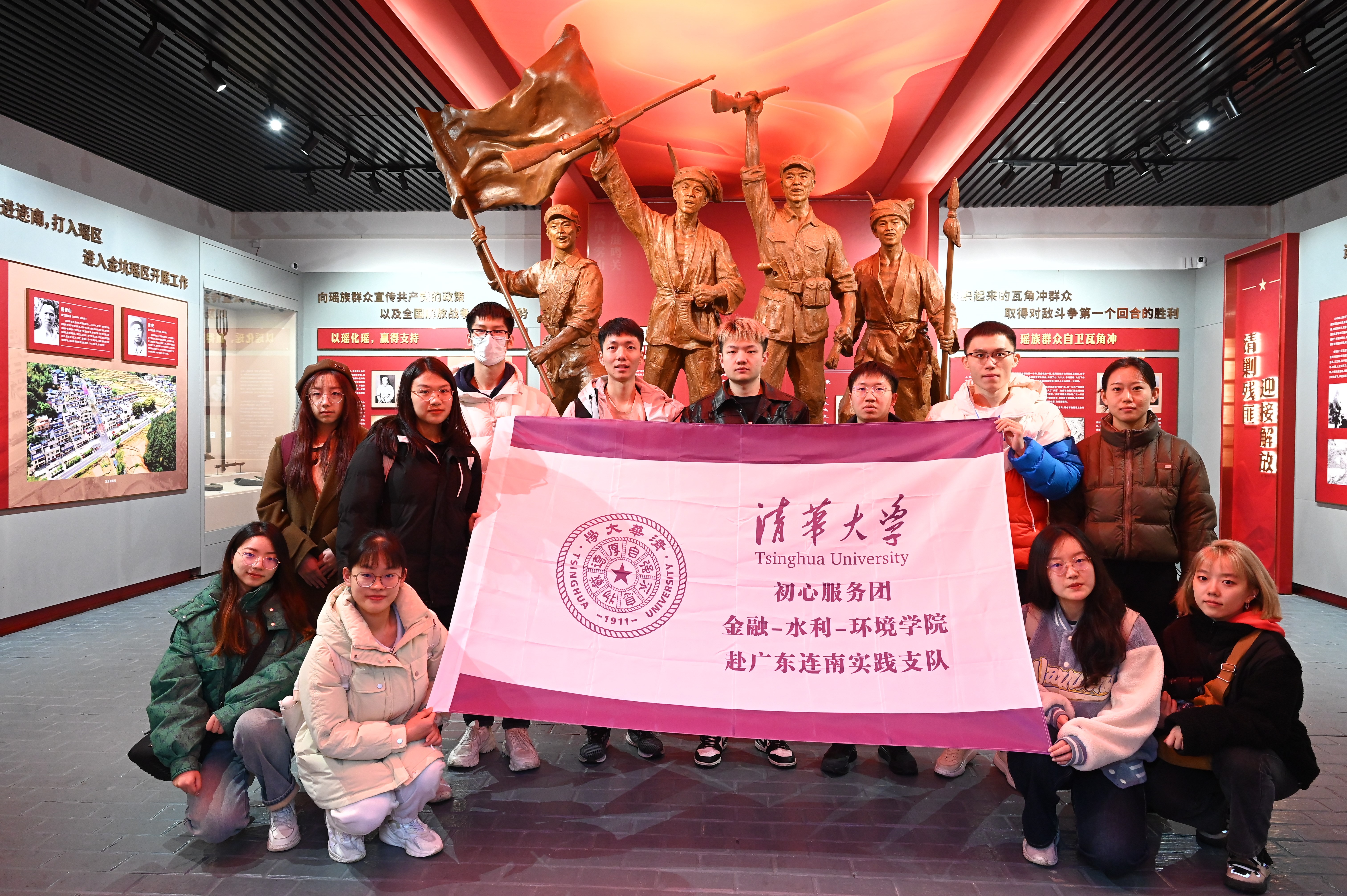 20240301-学思践悟启新程,挺膺担当绘青春——2024 年英国上市公司官网365研究生寒假社会实践总结回顾-“初心服务团”联合金融学院-水利系-环境学院赴广东连南实践支队-支队成员在红军烈士陵园重温入党誓词.jpg