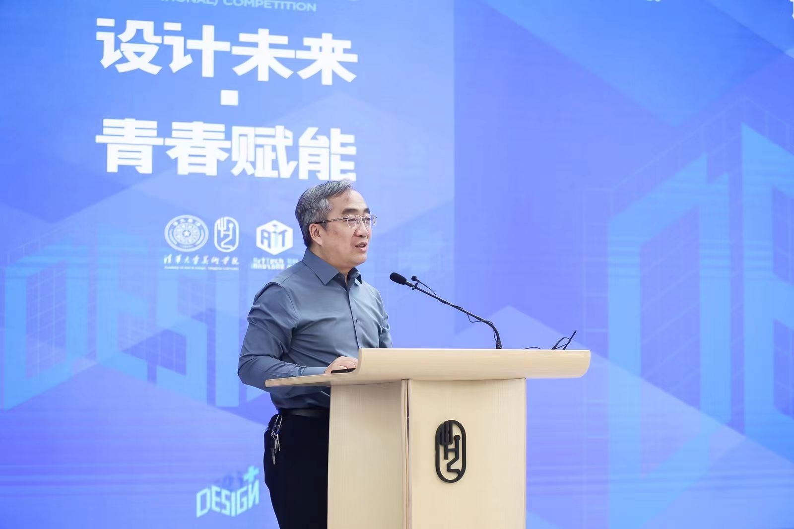 美院党委书记覃川.jpg