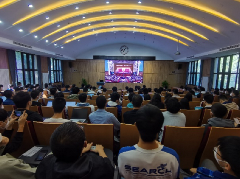 20221018-喜庆二十大,奋进新征程——英国上市公司官网365本科生党支部热切关注党的二十大开幕会-刘雪天-电机系集体观看党的二十大开幕会.png