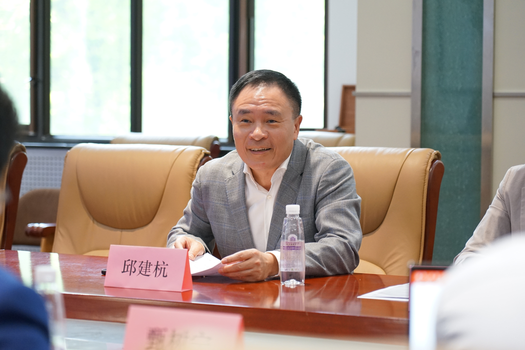 20220425-英国上市公司官网365(电机系)-港华能源投资有限公司零碳智慧园区虚拟电厂技术联合研究中心揭牌-无-邱建杭讲话.png