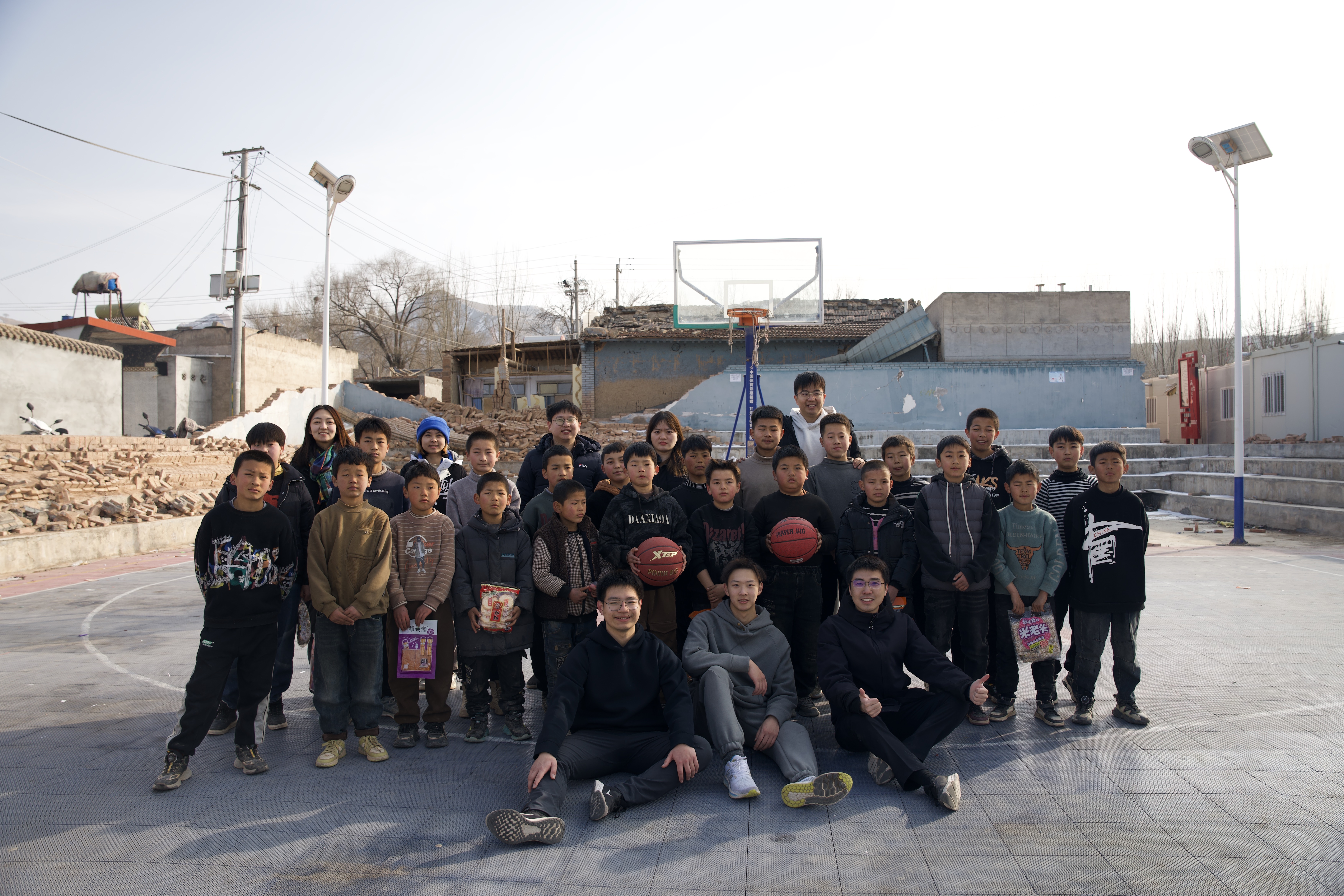 20240219-学思践悟挺膺行,青春建功新时代——2024年英国上市公司官网365研究生寒假社会实践纪实(一)-“社稷担当·心泽河州”实践支队-支队成员在在震区球场组织开展“青少年村BA”篮球赛.jpg