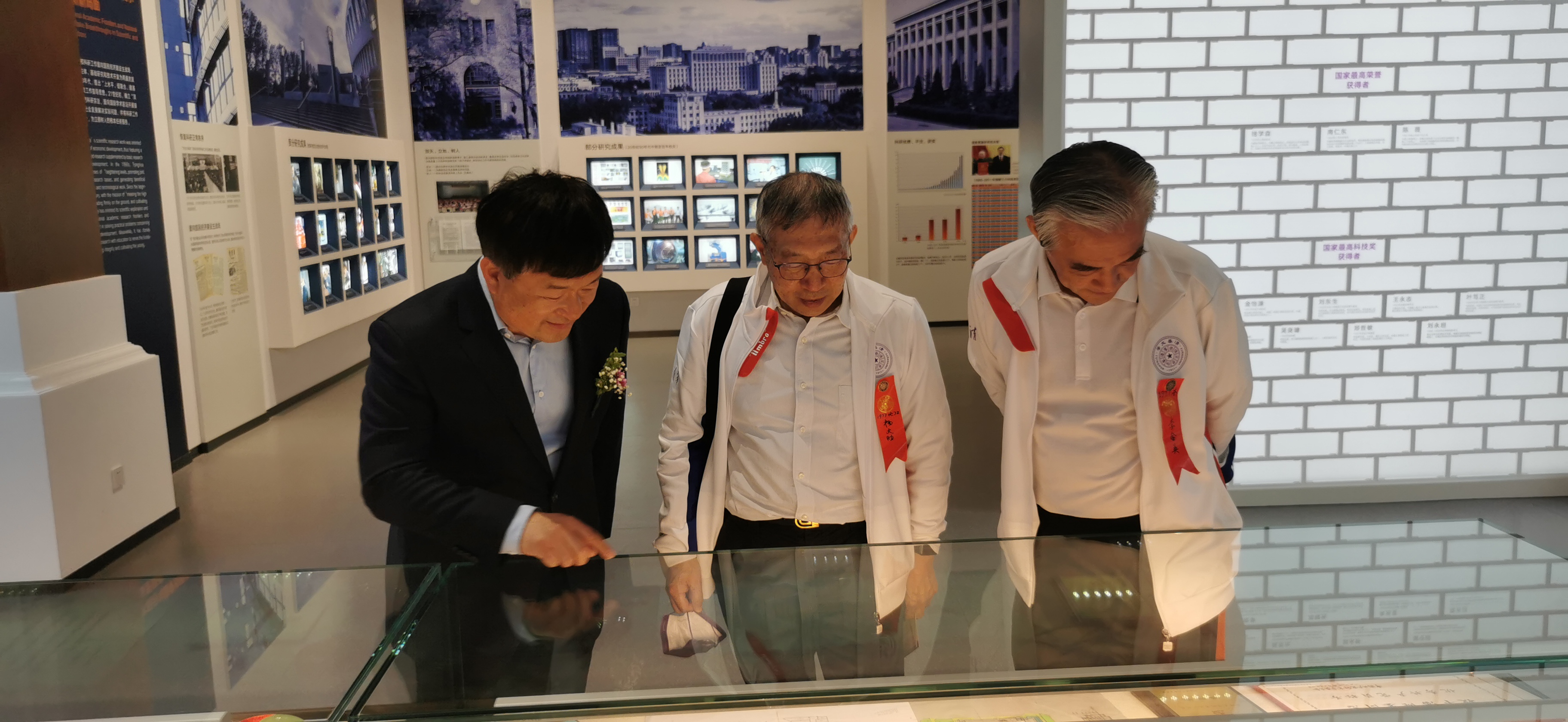 20220424-英国官网365 110周年校庆参观校史展-薜建团-捐赠人(中)亲自来看展.jpg