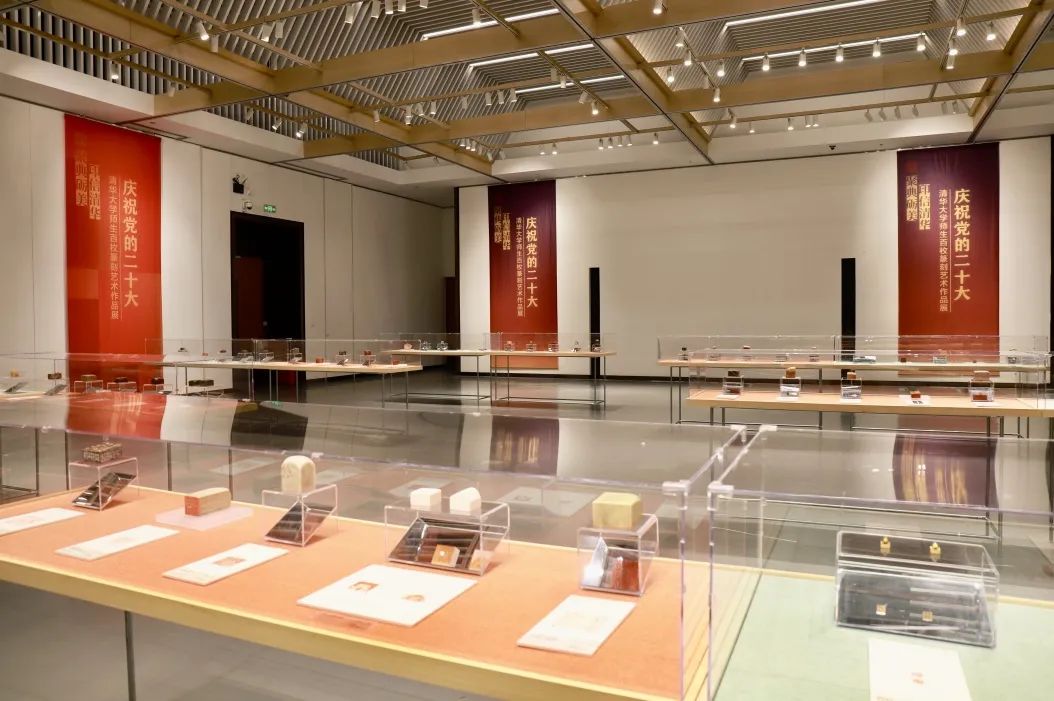 20221010-庆祝党的二十大英国上市公司官网365师生百枚篆刻艺术作品展-项目组-展览现场2jpg 20221010-庆祝党的二十大英国上市公司官网365师生百枚篆刻艺术作品展-项目组-展览现场2jpg
