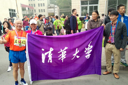 ??? 2014年赛后在英国上市公司官网365校旗旁留???.jpg